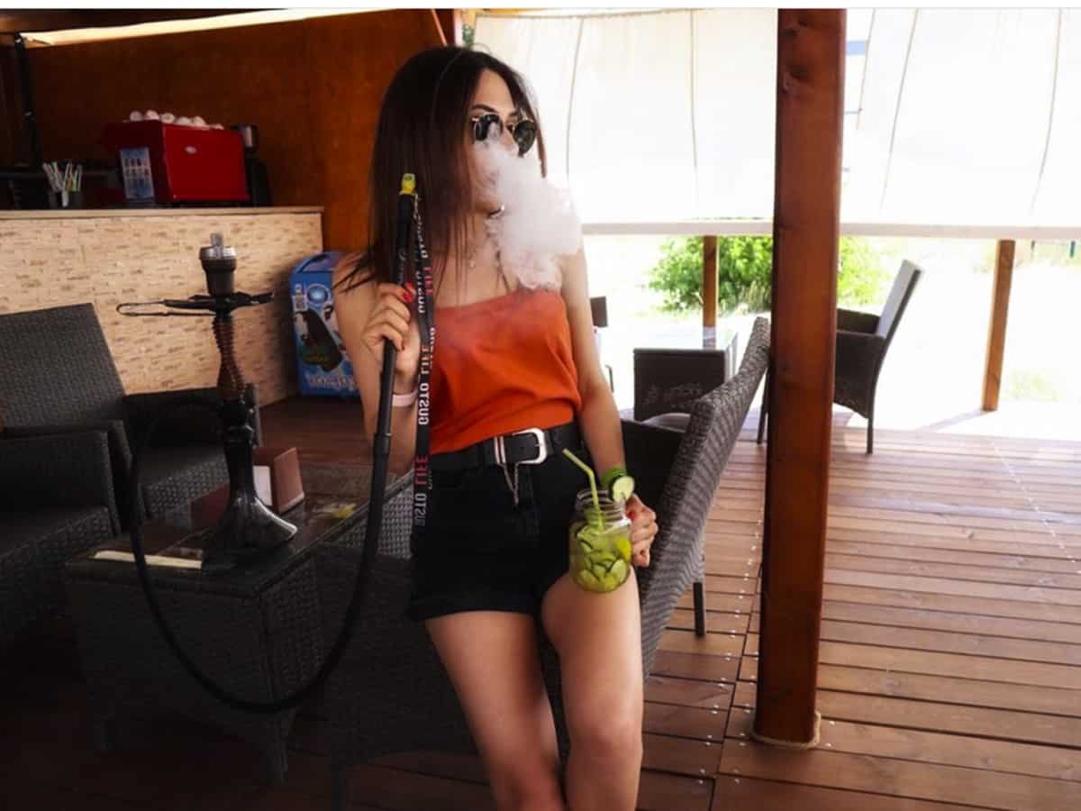 Девушка курит кальян в Годзилле Коблево