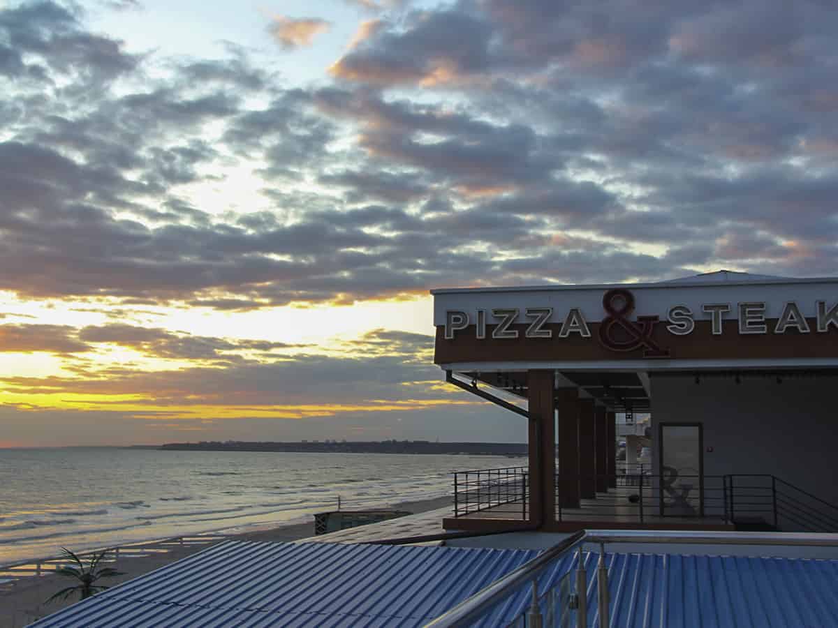 Пляж Коблево  фото на закате