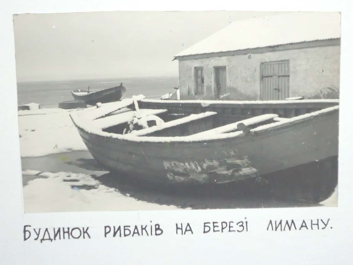 лодки на берегу лимана