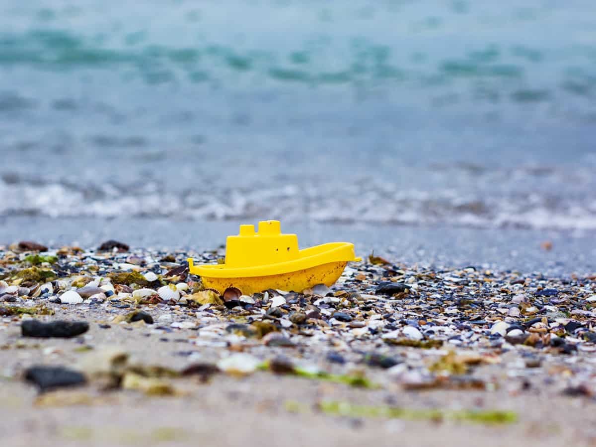 игрушечный кораблик на пляже Коблево