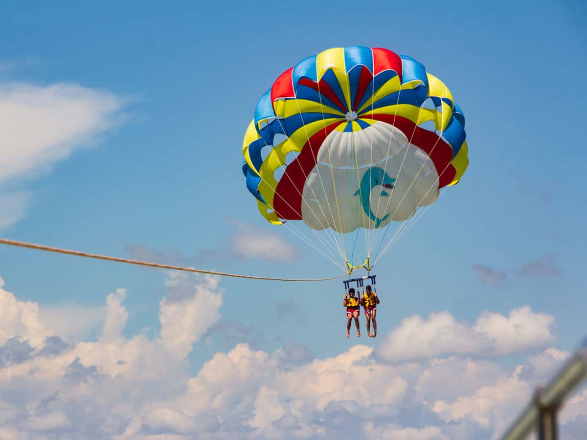 дети катаютсся с парашютом в Коблево