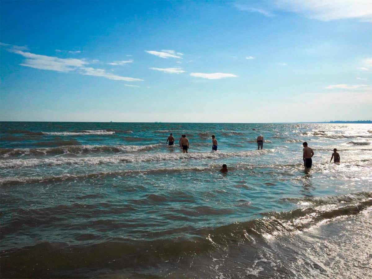 Люди купаются в море Коблево 21.06.2020