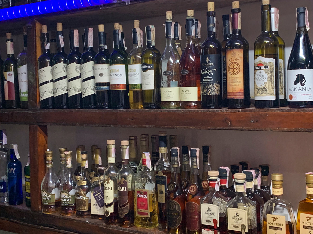 Алкогольные напитки на баре в Коблево
