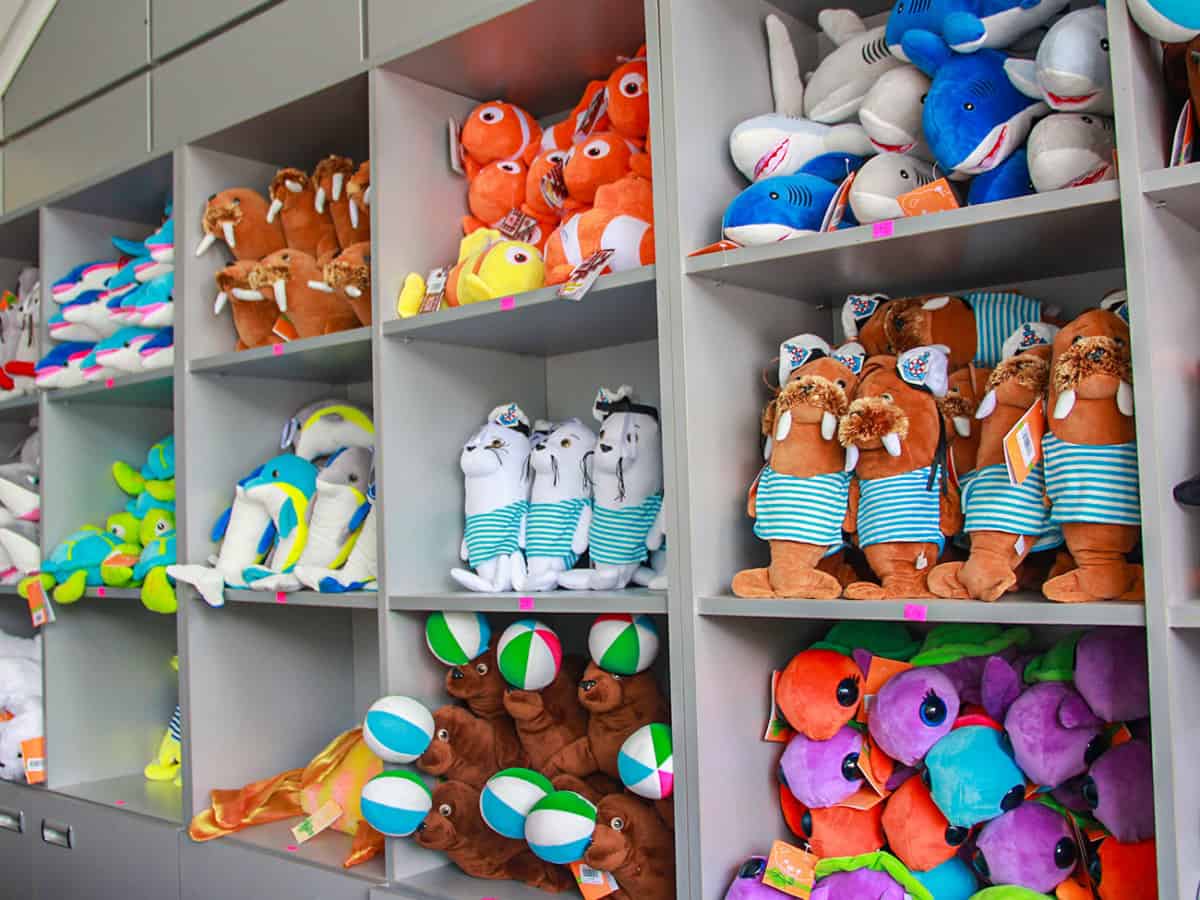 Ассортимент игрушек в дельфинарии Коблево