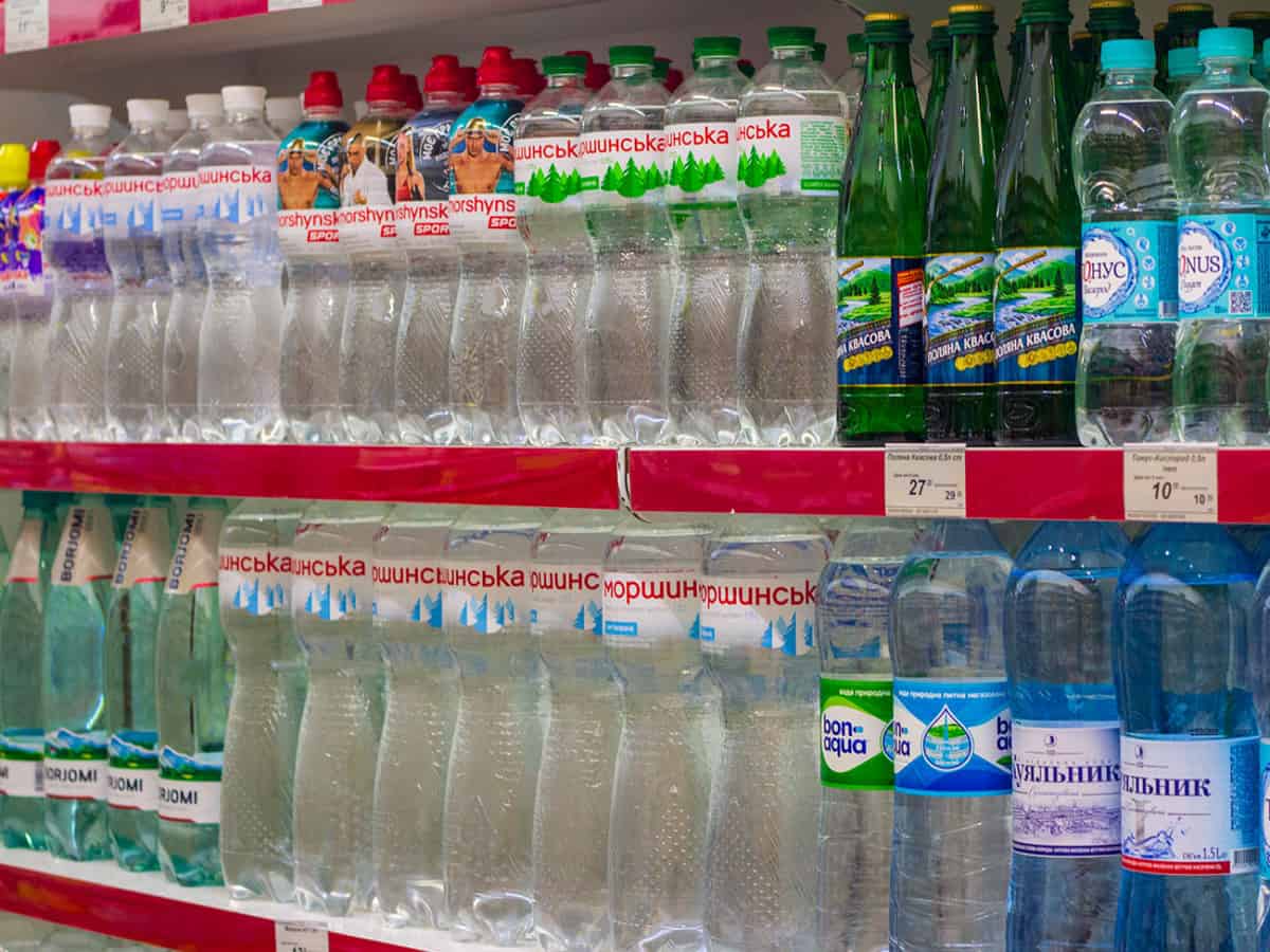 Ассортимент воды в магазине Коблево