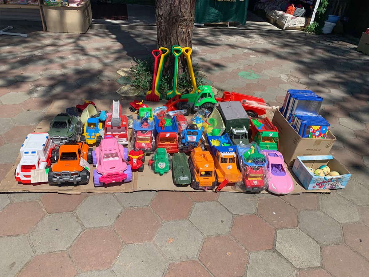 Детские игрушки в ассортименте на рынке в Коблево