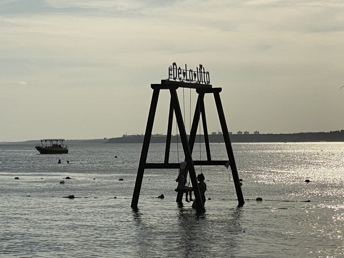 Качеля Де Ла Вита в море в Коблево фото