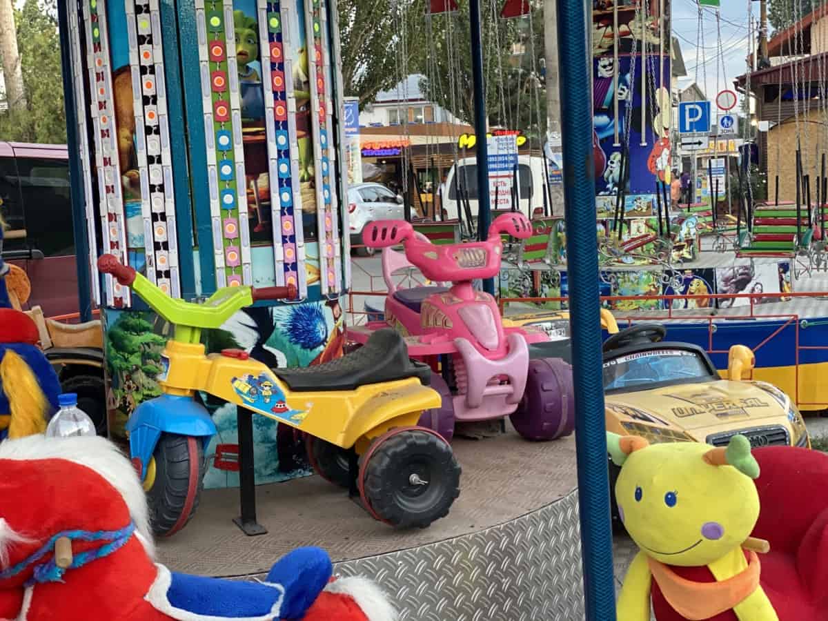 детские машинки возле Коблево Ресторт Марин