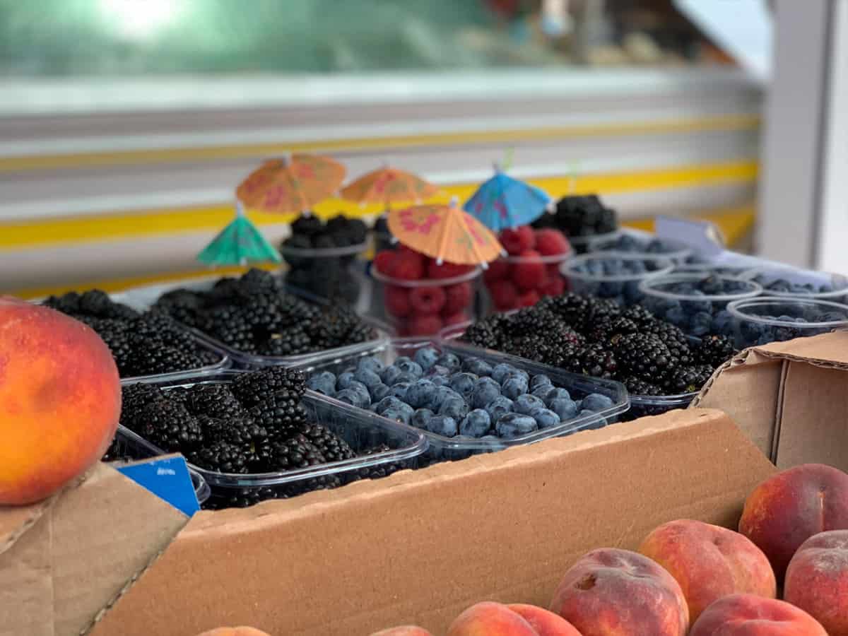 Софиевский рынок в Коблево фрукты и ягоды