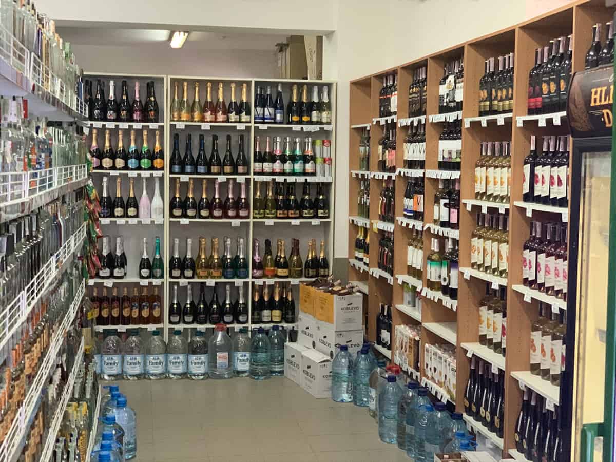 Алкогольный отдел в магазине в Коблево