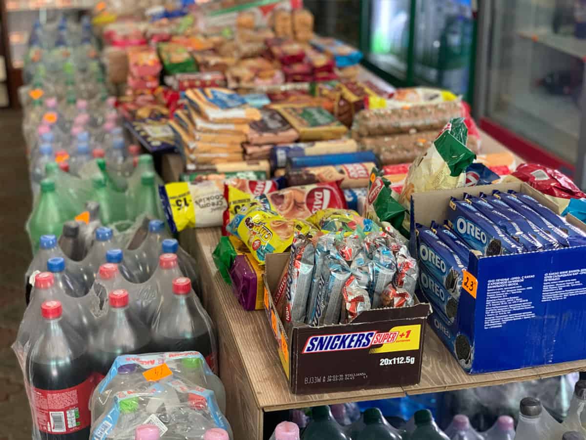 Ассортимент воды и сладостей в магазине курорта Коблево
