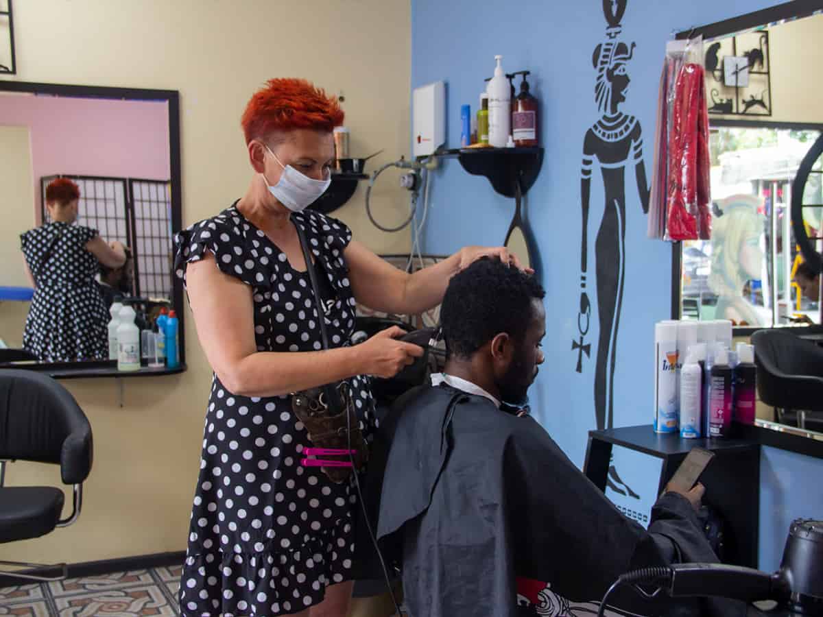 Мастер парикмахер соблюдает меры предосторожности во время карантина в Коблево