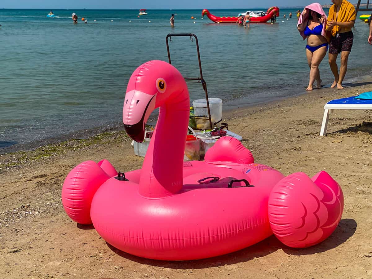 надувной розовый фламинго на пляже Коблево