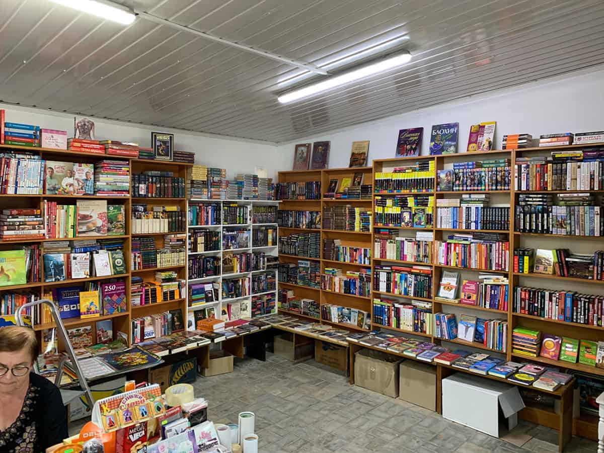 Книжный магазин та территории рынка в Коблево