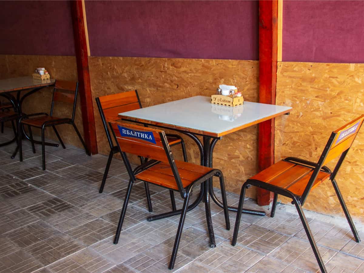 Столики в кафе в Коблево