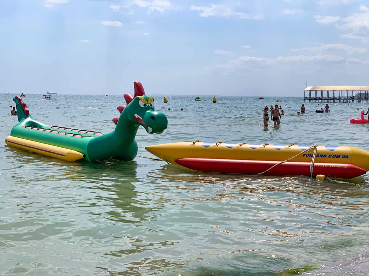 злой дракон на пляже в Коблево