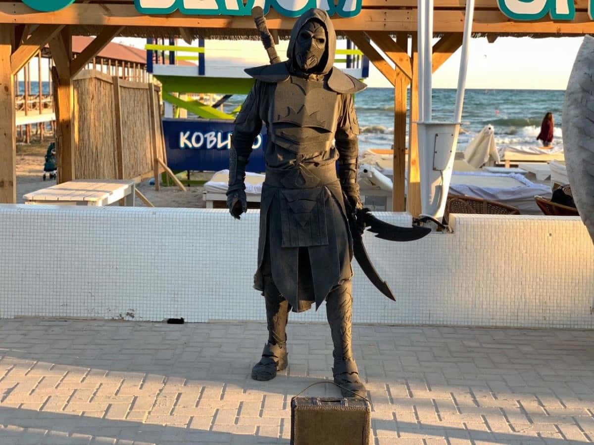 вниматоры и живые скульптуры на пляже в Коблево