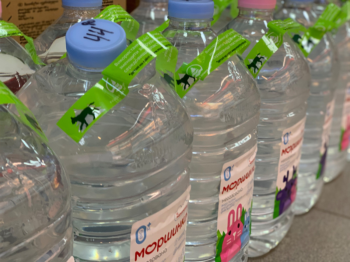 Питьевая вода в ассортименте в магазине в Коблево