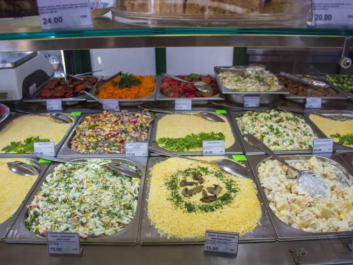 Линия раздачи с салатами в Кафе Сытно & Смачно в Коблево
