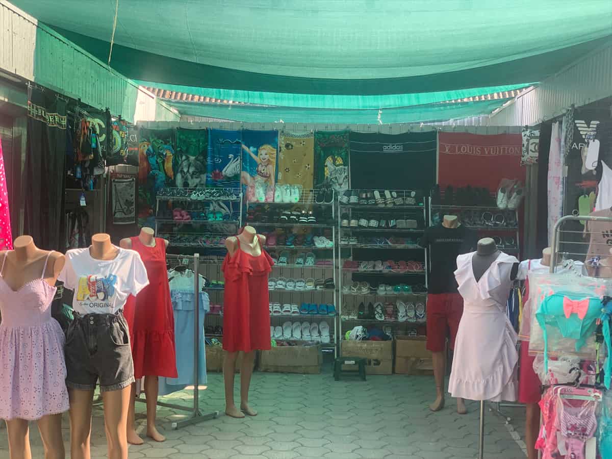 Ассортимент женской одежды и обуви на рынке в Коблево