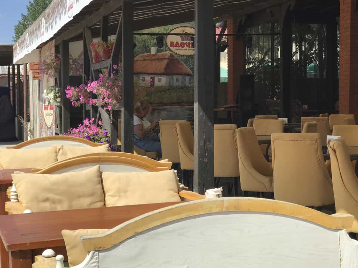 Летняя терраса в ресторане Глечик в Коблево летом