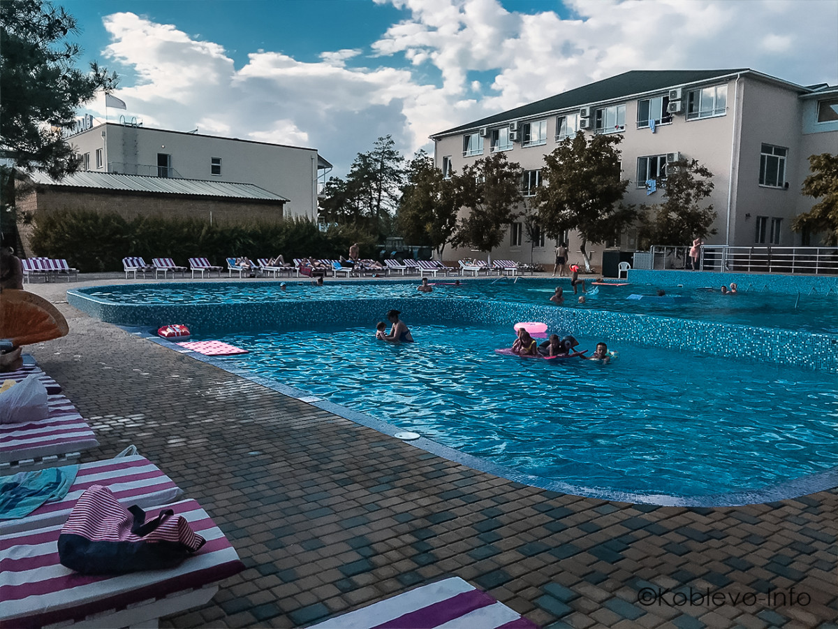 Отель Одесса в Коблево с бассейном фото