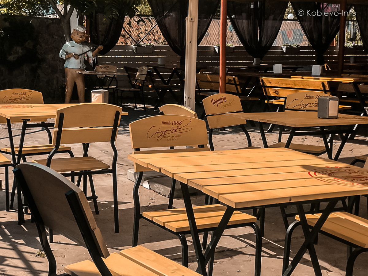Столики в кафе Аллегро в Коблево
