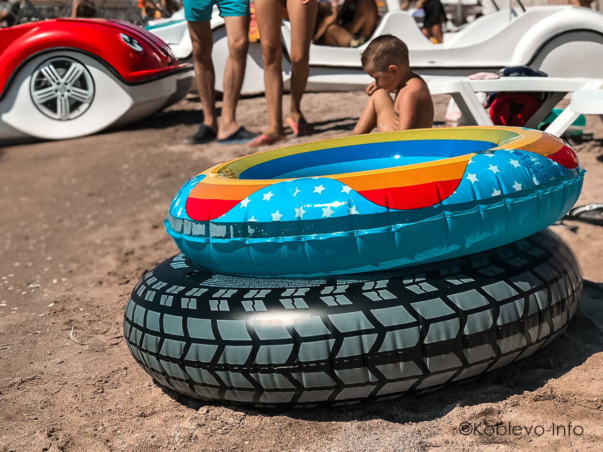 фото надувных кругов на пляже в Коблево