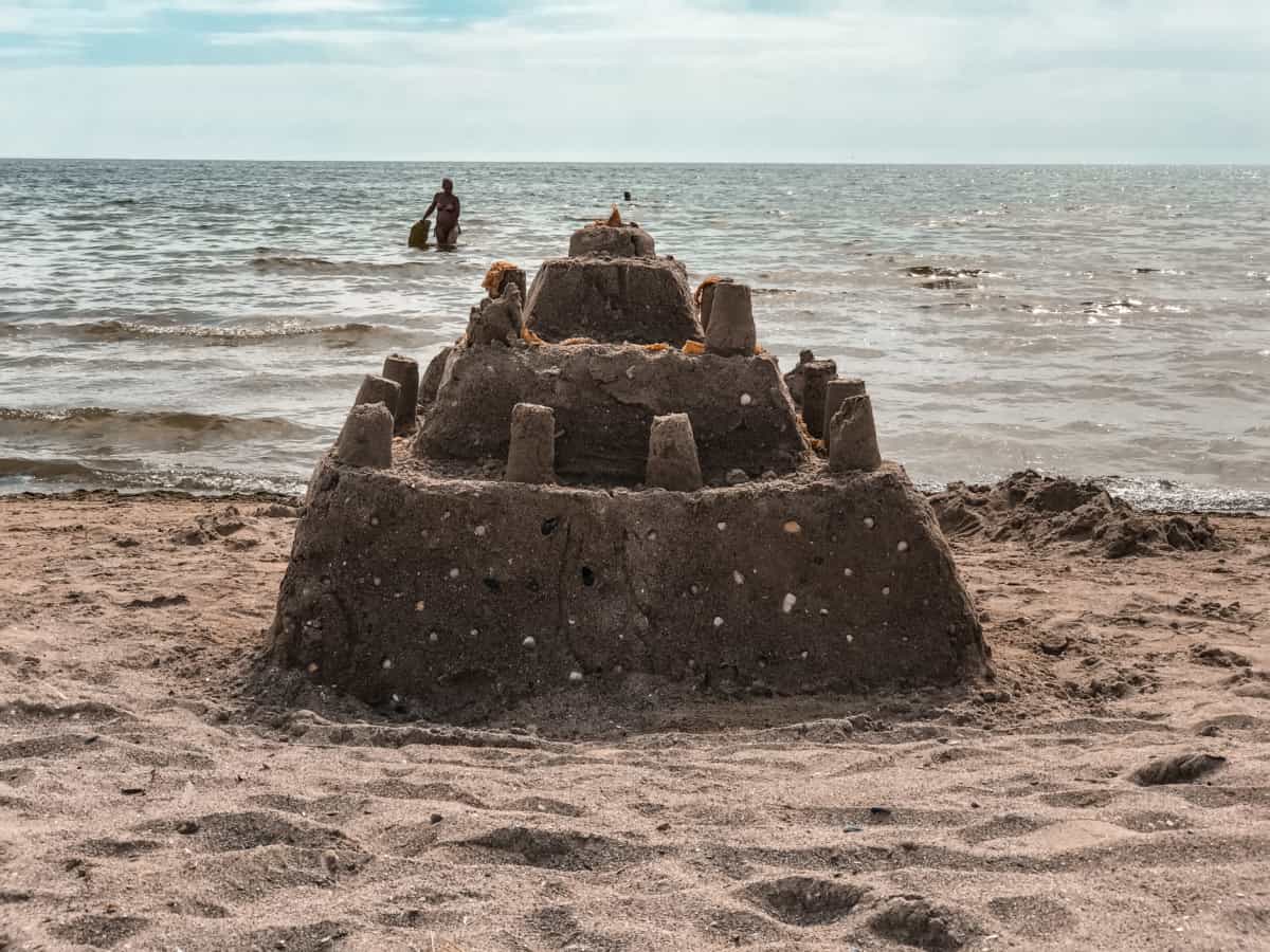 замок из песка на пляже в Коблево