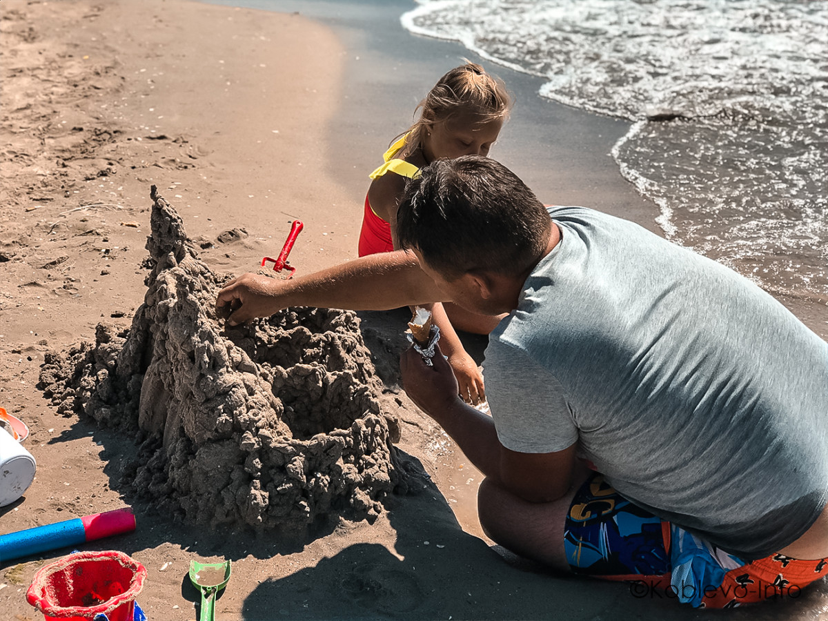 папа и дочь строят замок на пляже Коблево фото