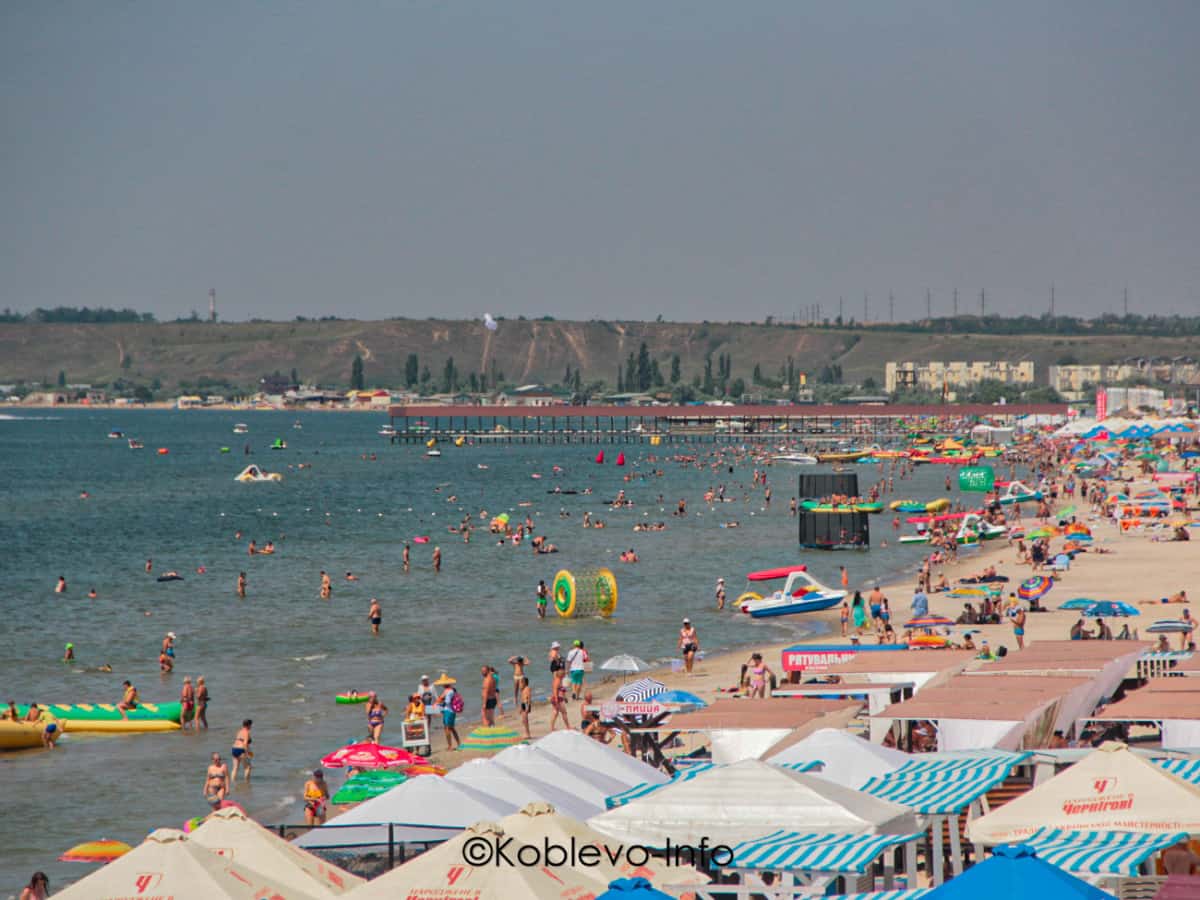 Заполненый людьми пляж в Коблево