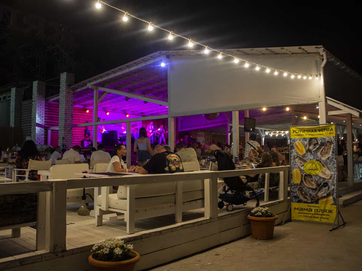 Рестораны на пляже в Коблево летним вечером