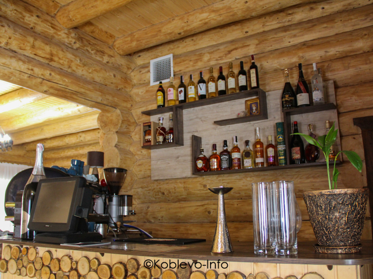 Барная стойка с алкогольными напитками в ресторане Синевир в Коблево