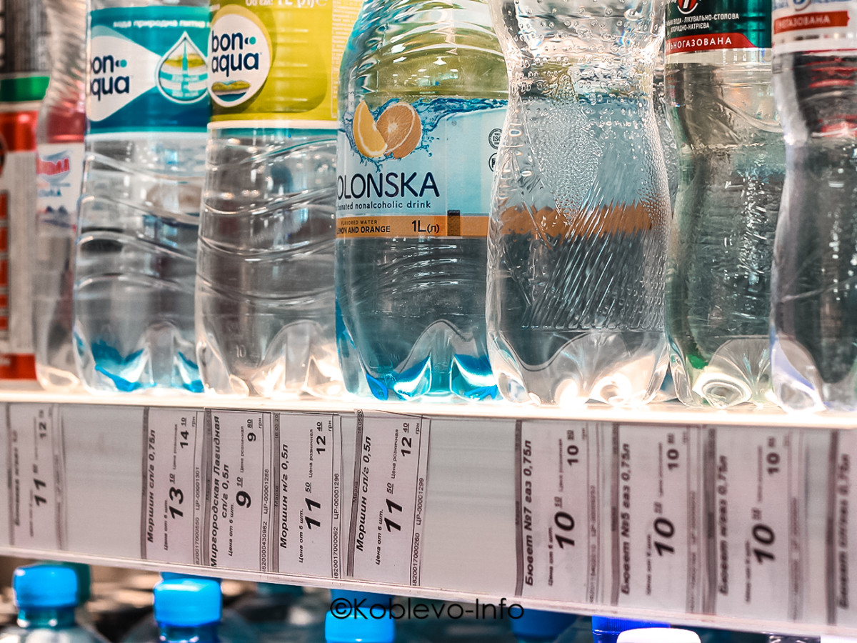 Ассортимент минеральной воды в супермаркете Марка в Коблево
