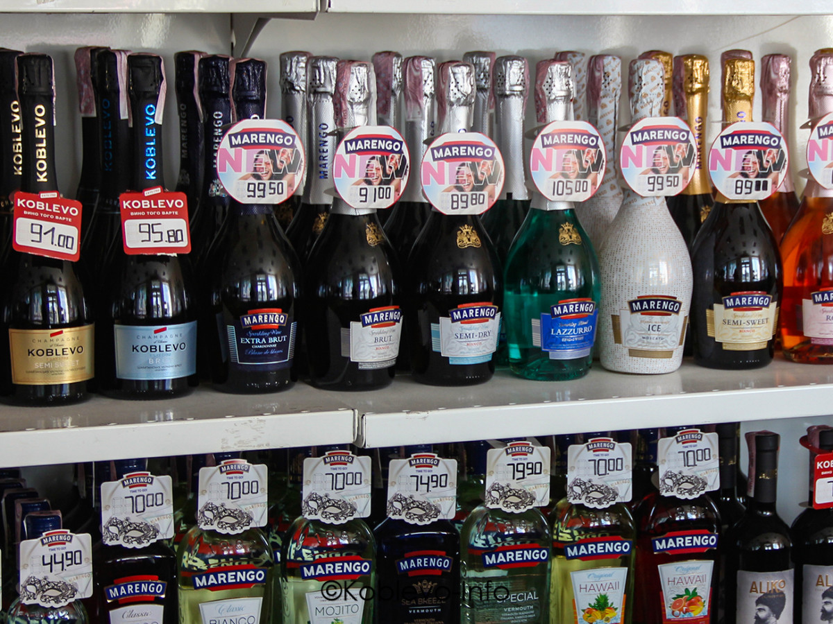 Алкогольные напитки в ассортименте в магазине Коблево
