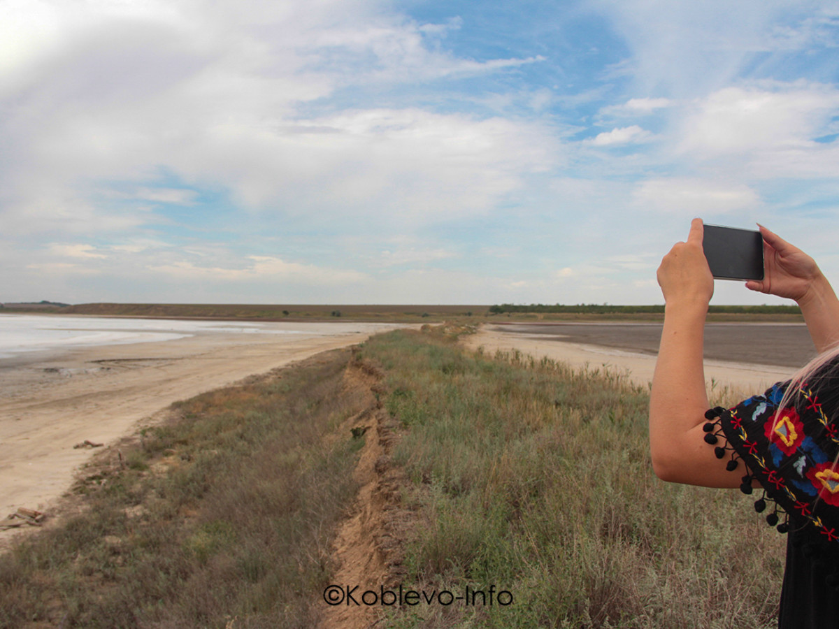 Журналист Коблево Тревел делает фото соленого озера