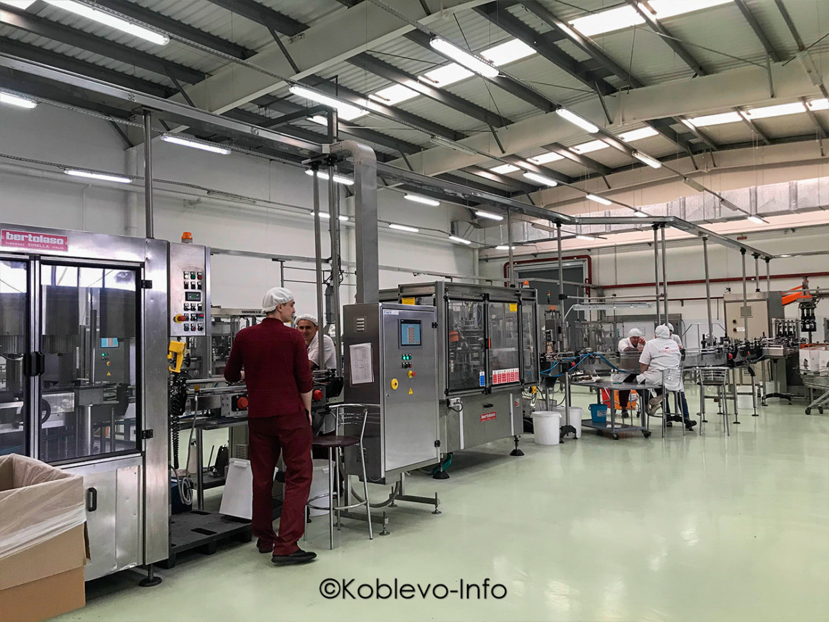 Работники контролируют процесс изготовления вина на заводе Коблево