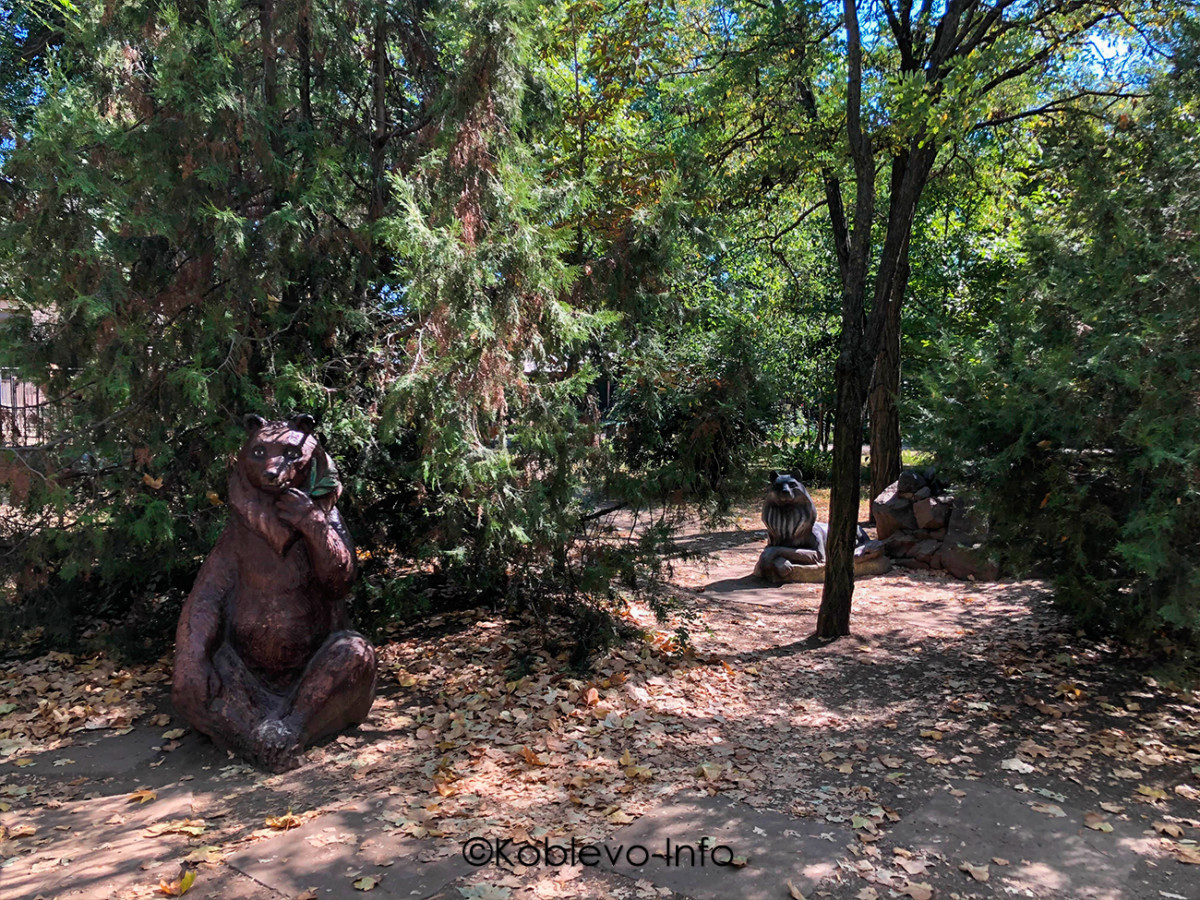 Скульптура медведя Балу в Николаевском зоопарке