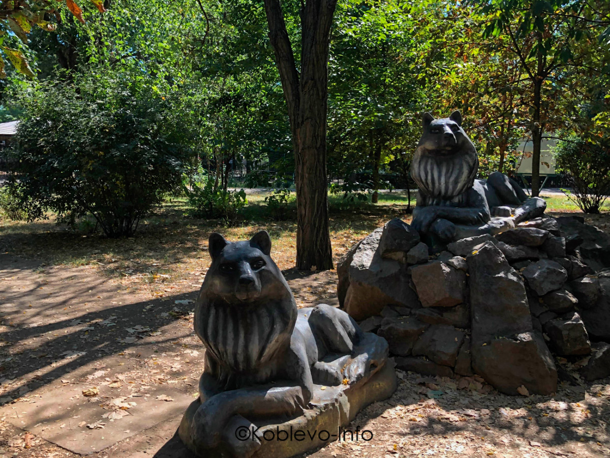 скульптуры волков из мультфильма Маугли в Николаевском зоопарке