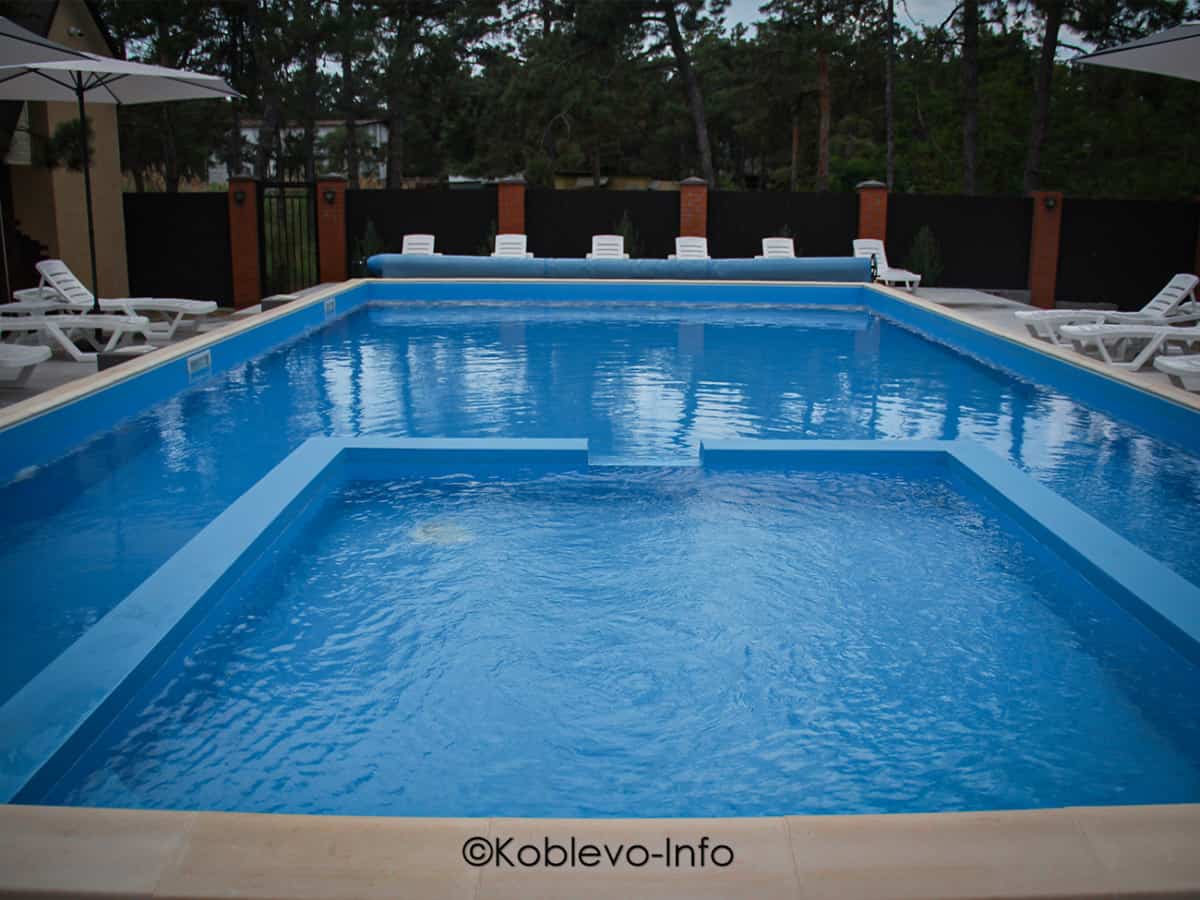 В отеле Глория в Коблево есть бассейн