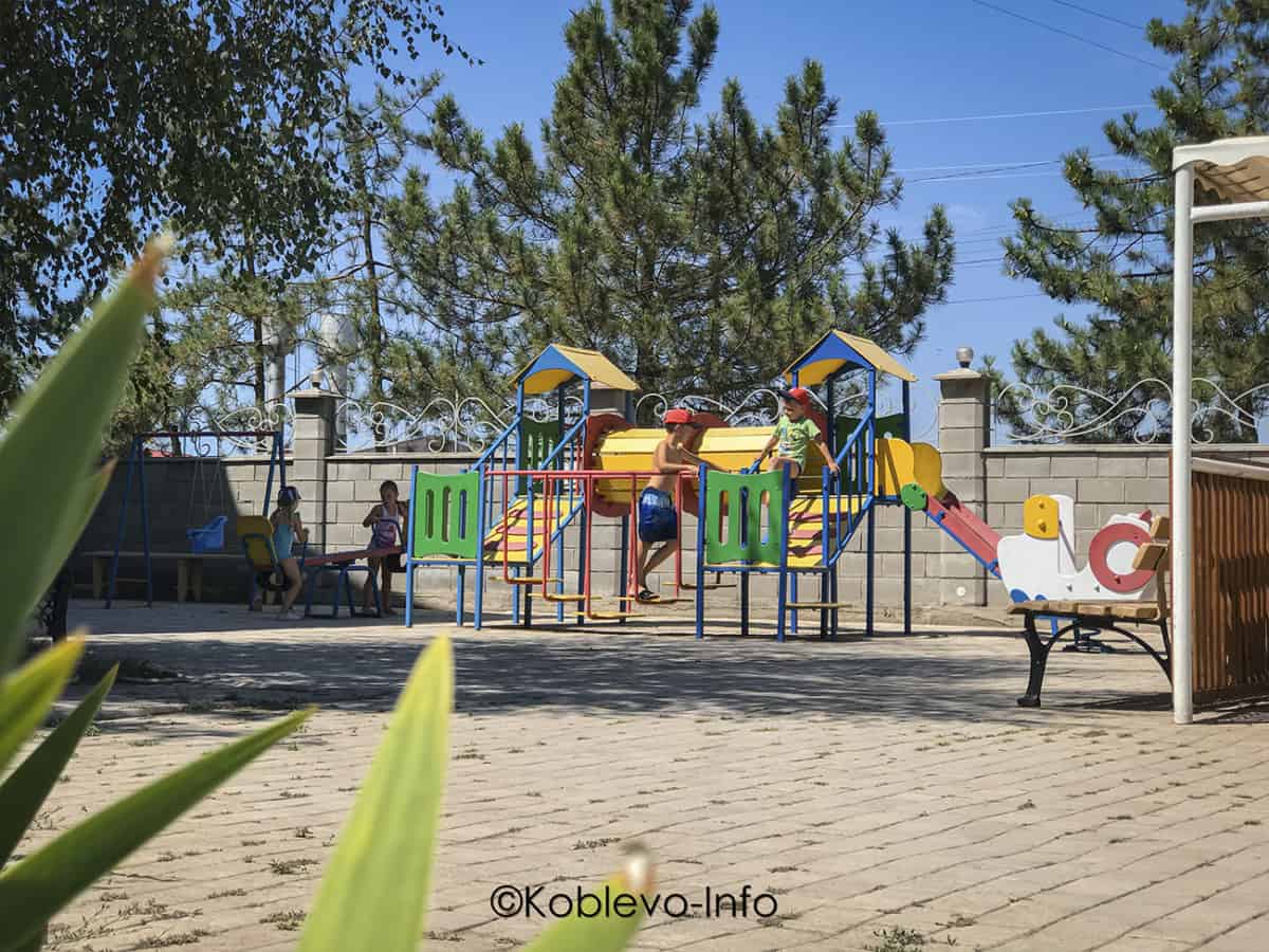 На базе отдыха Аквамарин в Коблево есть детская игровая площадка