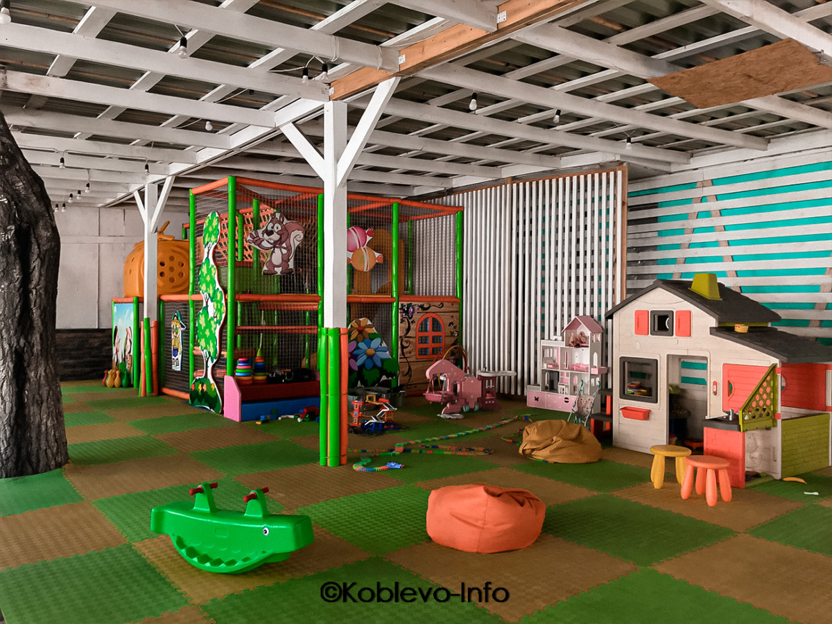 Игрушки в детской игровой комнате Сказка в Коблево