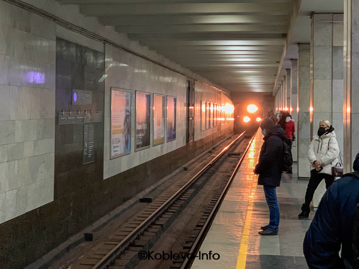 Поезд в метро в Харькове