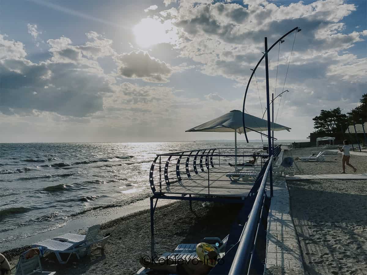 Фото пляжа в Коблево летом