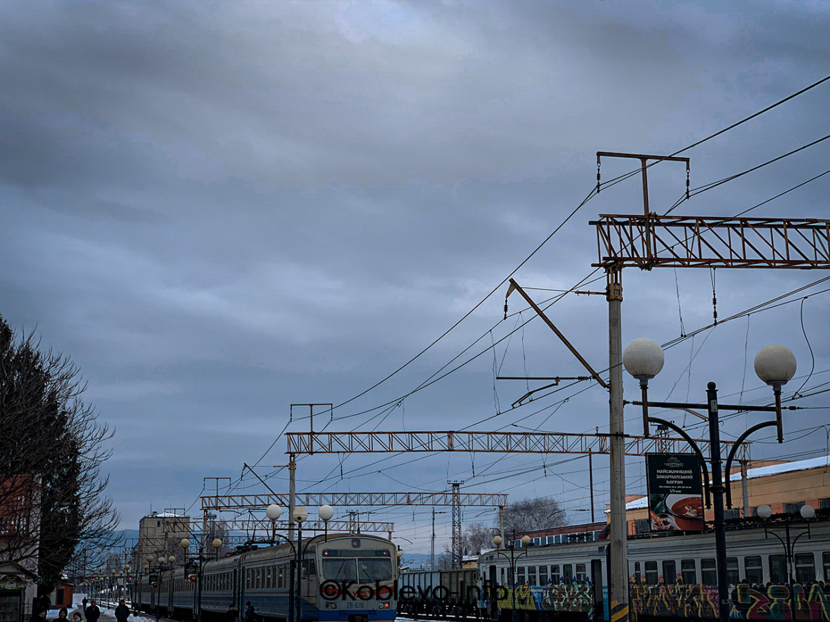Прибытие поезда на жд вокзал Мукачево