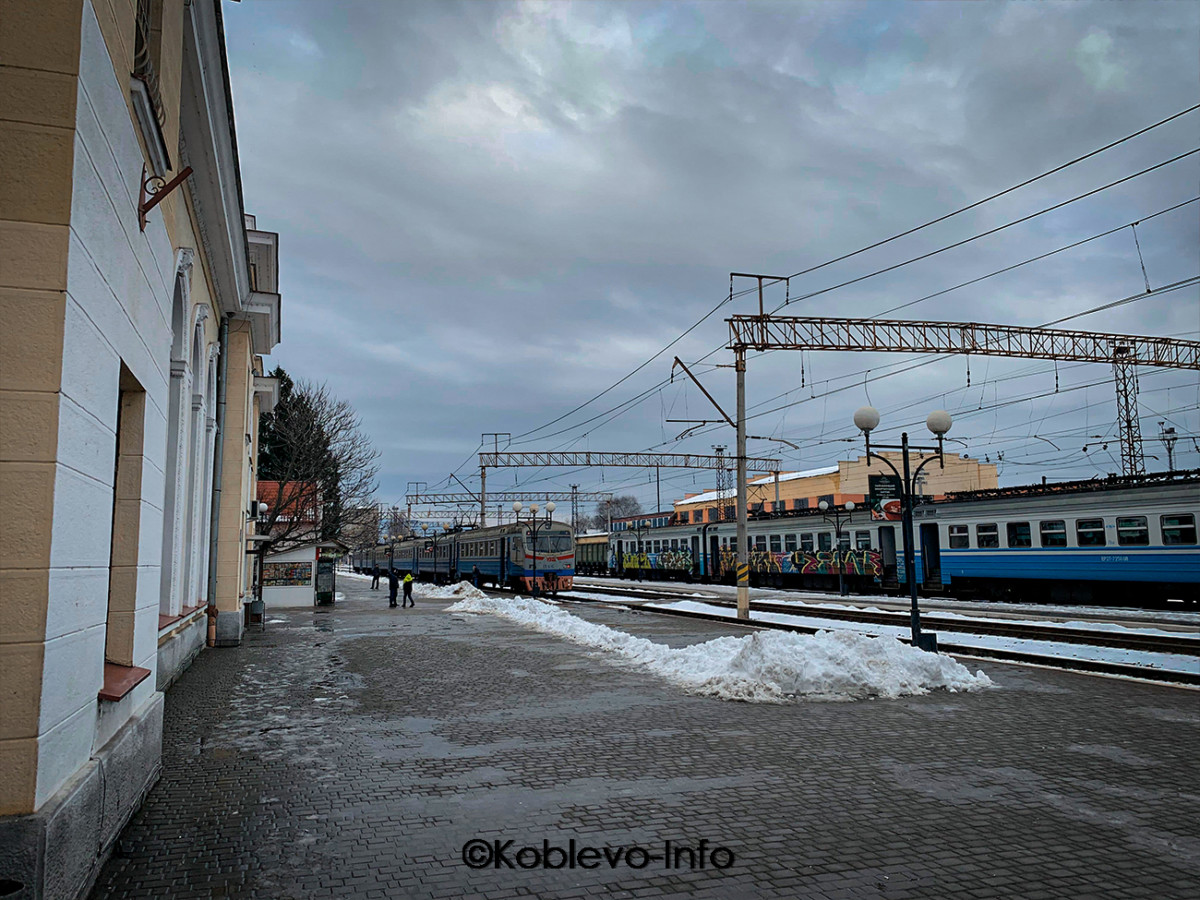Перрон на жд вокзале Мукачево