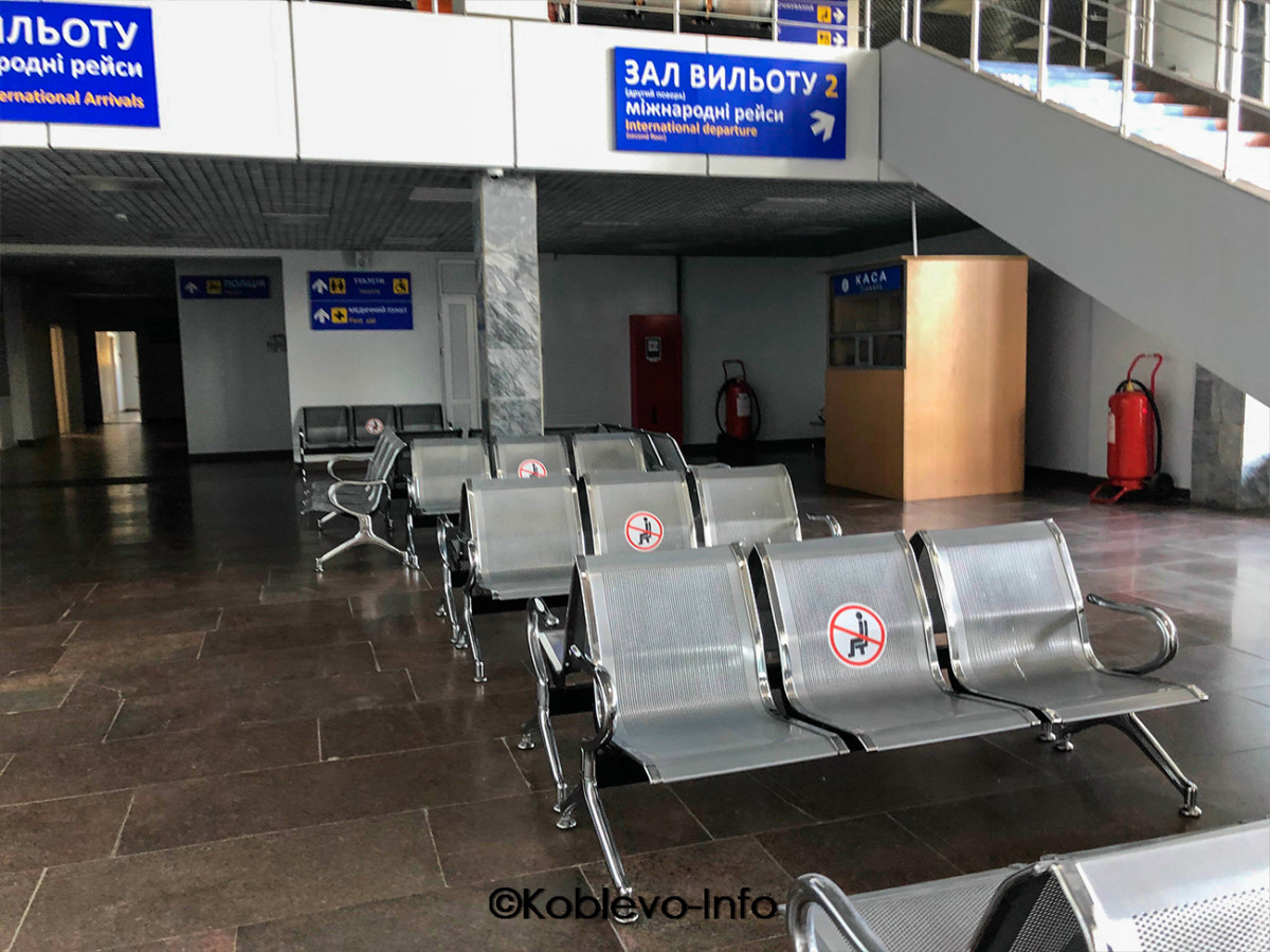 Указатели в зале ожидания для пассажиров Николаевского аэропорта