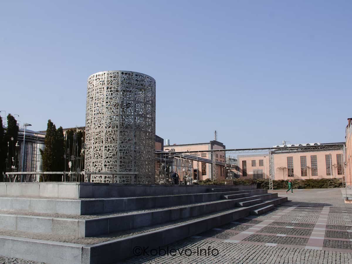 Красивый фонтан в центре культуры вина Шабо