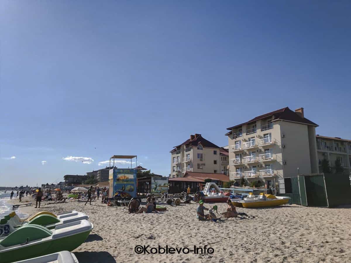 Катамараны на пляже отеля Дельфин в Коблево