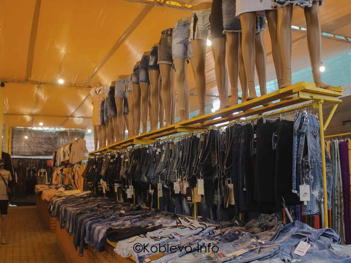 На Турецком рынке в Коблево большой выбор одежды